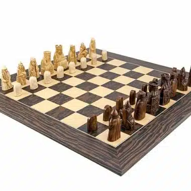 Set "Ile de Lewis" Schachbrett aus Ebenholz und Ahornholz & Schachspiel aus Harz