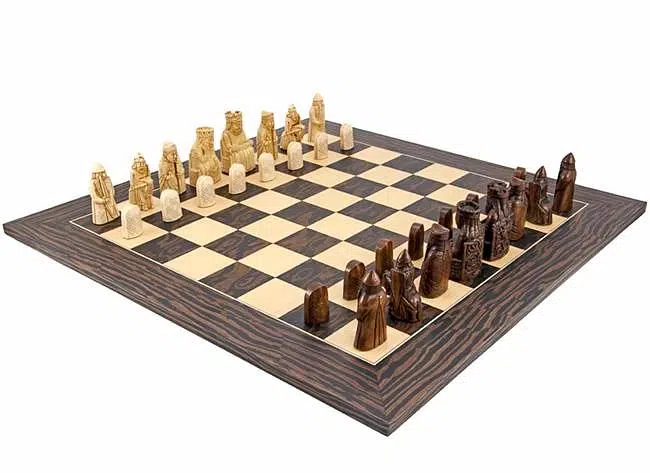 Set "Ile de Lewis" Schachbrett aus Ebenholz und Ahornholz & Schachspiel aus Harz