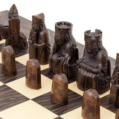 Set "Ile de Lewis" Schachbrett aus Ebenholz und Ahornholz & Schachspiel aus Harz