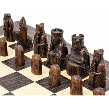 Set "Ile de Lewis" Schachbrett aus Ebenholz und Ahornholz & Schachspiel aus Harz