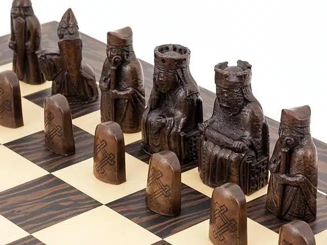 Set "Ile de Lewis" Schachbrett aus Ebenholz und Ahornholz & Schachspiel aus Harz