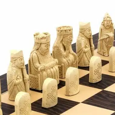 Set "Ile de Lewis" Schachbrett aus Ebenholz und Ahornholz & Schachspiel aus Harz