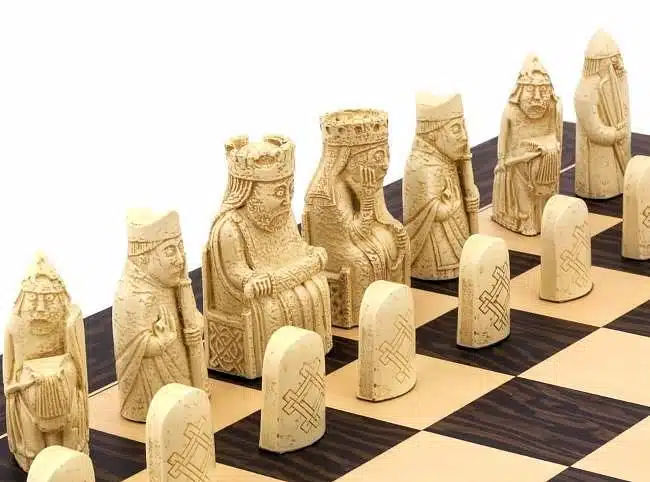 Set "Ile de Lewis" Schachbrett aus Ebenholz und Ahornholz & Schachspiel aus Harz