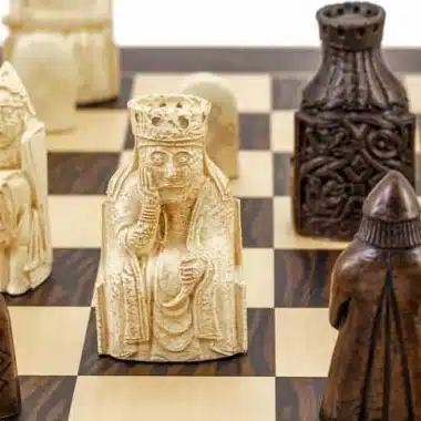Set "Ile de Lewis" Schachbrett aus Ebenholz und Ahornholz & Schachspiel aus Harz