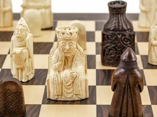 Set "Ile de Lewis" Schachbrett aus Ebenholz und Ahornholz & Schachspiel aus Harz