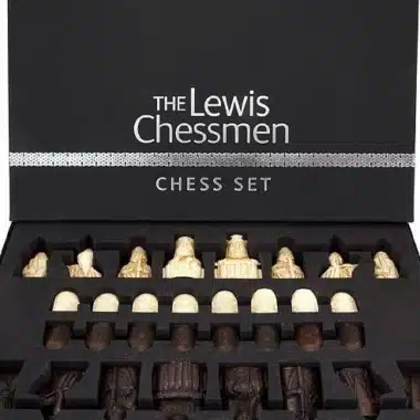 Set "Ile de Lewis" Schachbrett aus Ebenholz und Ahornholz & Schachspiel aus Harz