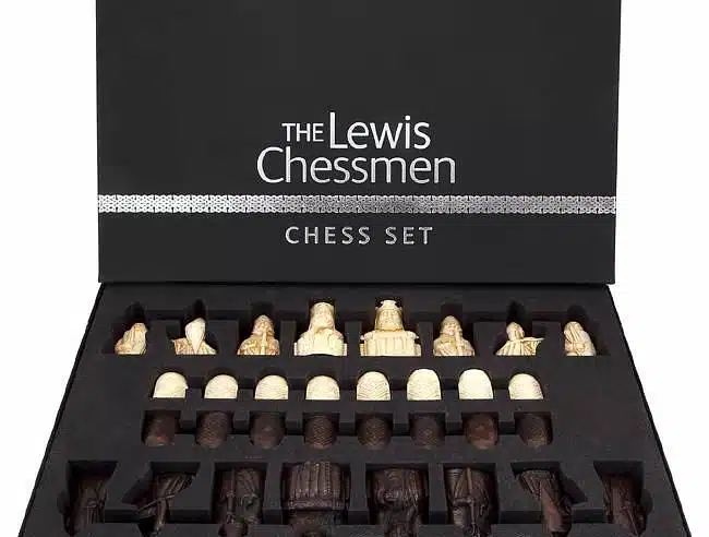 Set "Ile de Lewis" Schachbrett aus Ebenholz und Ahornholz & Schachspiel aus Harz