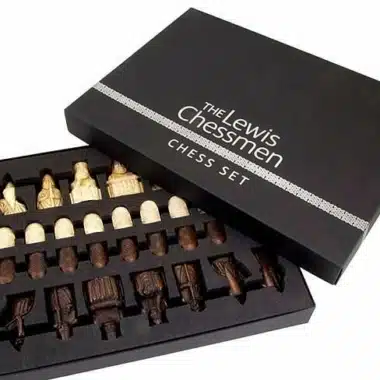 Set "Ile de Lewis" Schachbrett aus Ebenholz und Ahornholz & Schachspiel aus Harz