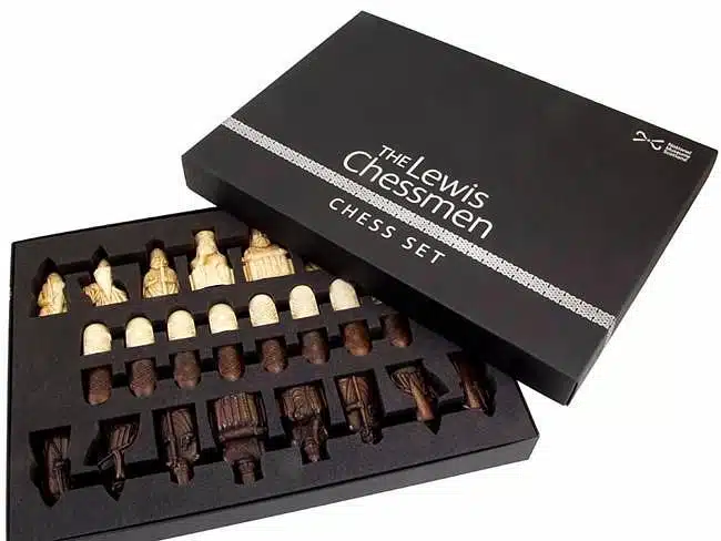 Set "Ile de Lewis" Schachbrett aus Ebenholz und Ahornholz & Schachspiel aus Harz