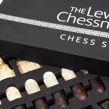 Set "Ile de Lewis" Schachbrett aus Ebenholz und Ahornholz & Schachspiel aus Harz