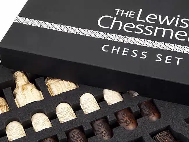 Set "Ile de Lewis" Schachbrett aus Ebenholz und Ahornholz & Schachspiel aus Harz