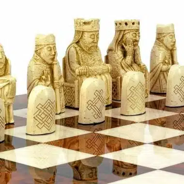 Helle Isle-of-Lewis-Harzfiguren mit detaillierten Königen und Bischöfen