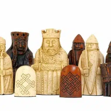 Helle und braune Isle-of-Lewis-Figuren ohne Schachbrett aufgereiht
