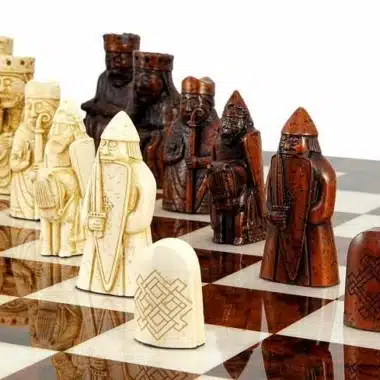 Helle und braune Isle-of-Lewis-Figuren gegenüberstehend auf dem Schachbrett
