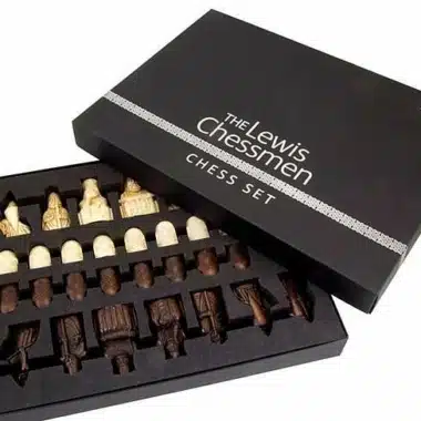 Offene Lewis-Schachfiguren-Box mit den Kunstharzfiguren im Schaumstoffeinsatz