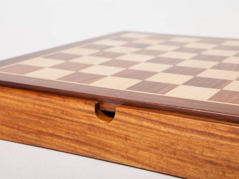 Classic VIII Schachbrett aus Gold-Rosenholz mit integriertem Stauraum & Schachspiel aus Gold-Rosenholz – Bild 7