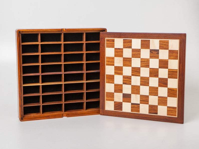 Classic VIII Schachbrett aus Gold-Rosenholz mit integriertem Stauraum & Schachspiel aus Gold-Rosenholz – Bild 6