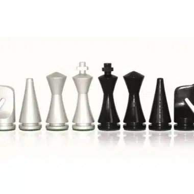 Schachspiel Pyramide Moderne mit schwarzen und silbernen Figuren einander gegenüber