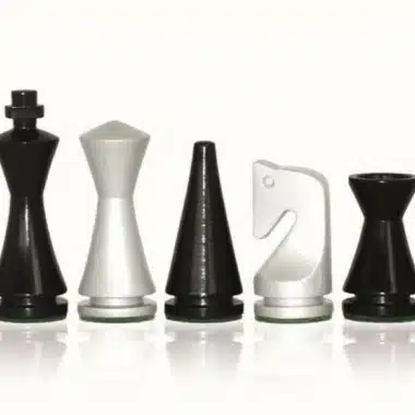 Schachspiel "Moderne Pyramide" aus schwarz und weiß lackiertem Holz