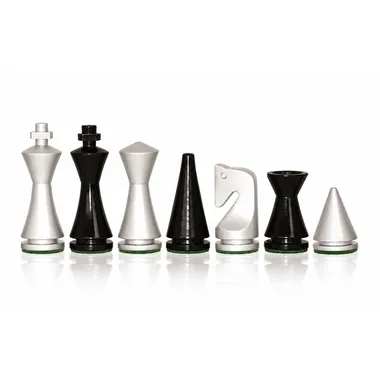 Schachfiguren Pyramide Moderne schwarz und weiß nebeneinander auf hellem Hintergrund