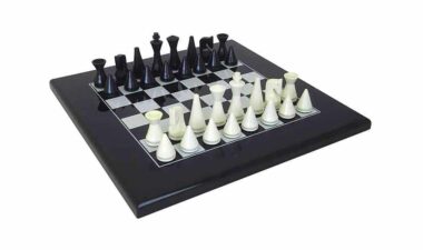 Set "Moderne Pyramide Schwarz" Schachbrett aus schwarz lackiertem Massivholz & Schachspiel aus schwarz und weiß lackiertem Massivholz