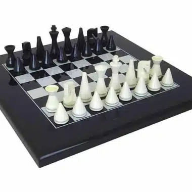 Set "Moderne Pyramide Schwarz" Schachbrett aus schwarz lackiertem Massivholz & Schachspiel aus schwarz und weiß lackiertem Massivholz