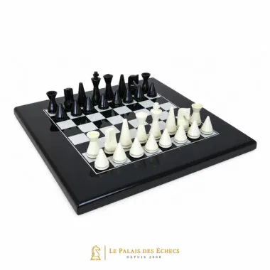 Set "Moderne Pyramide Schwarz" Schachbrett aus schwarz lackiertem Massivholz & Schachspiel aus schwarz und weiß lackiertem Massivholz
