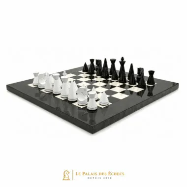 Komplettes Schachset Pyramide Modern von oben auf grauem Heide-Ahorn-Schachbrett