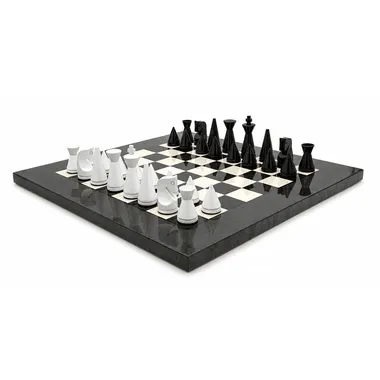 Komplettes Schachset Pyramide Modern von oben auf grauem Heide-Ahorn-Schachbrett