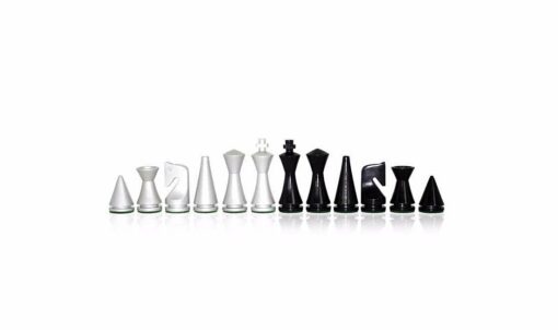 Set "Moderne Pyramide Weiß" Schachbrett aus weiß lackiertem Massivholz & Schachspiel aus schwarz und weiß lackiertem Holz