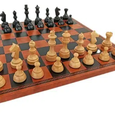 Schachset Débutant III aufgestellt auf dem Schachbrett aus Kunstleder