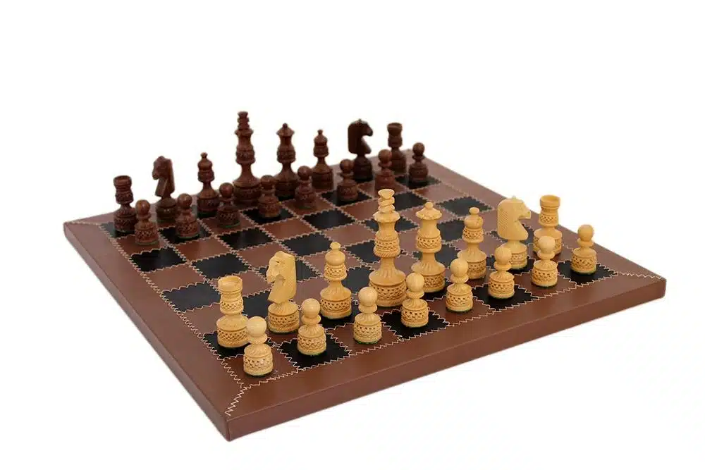 Set Ritz II Schachspiel aus Holz und Lederschachbrett