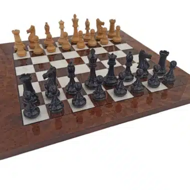 Komplettes Schachspiel aus Ebenholz auf Schachbrett aus Nussbaumwurzel, Vorderansicht
