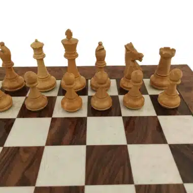 Helle Holzfiguren auf dem Schachbrett aus Nussbaumwurzel aufgestellt, Detailansicht