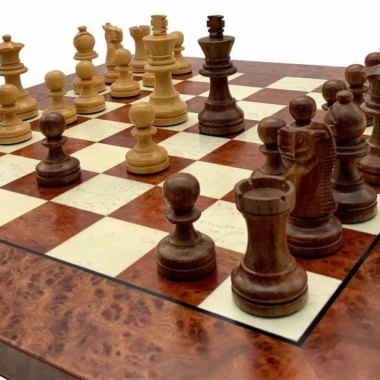 Alternative view of Classic XVII Schachset aus Ulmen- und Heideholz und Schachfiguren aus goldenem Rosenholz