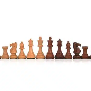 Hölzerne Staunton-Figuren aufgereiht, helle und dunkle Hälfte gegenüberstehend