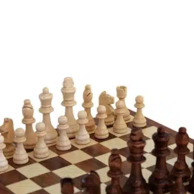 Detailansicht der hellen und dunklen Figuren auf dem Schachbrett