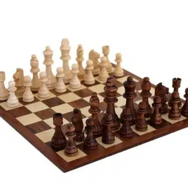 Komplettes Set aus Holzschachfiguren, spielbereit aufgestellt