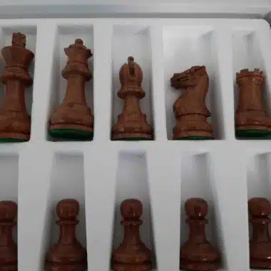 Dunkle Figuren des Schachspiels Staunton Printemps aufgereiht in der Box, Nahaufnahme