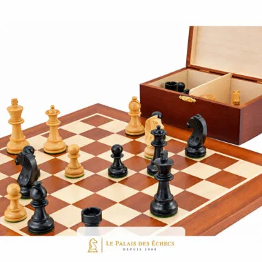 Figuren in Spielposition auf dem Brett, geöffnete Birken-Box im Hintergrund