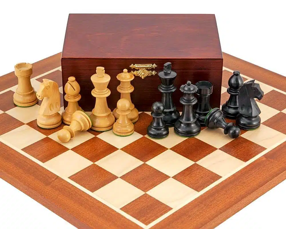 Championship II Schachbrett aus Mahagoni- und Ahornholz, Schachspiel aus Buchsbaumholz und ebonisiertem Buchsbaumholz & Aufbewahrungskiste aus Birkenholz – Bild 4