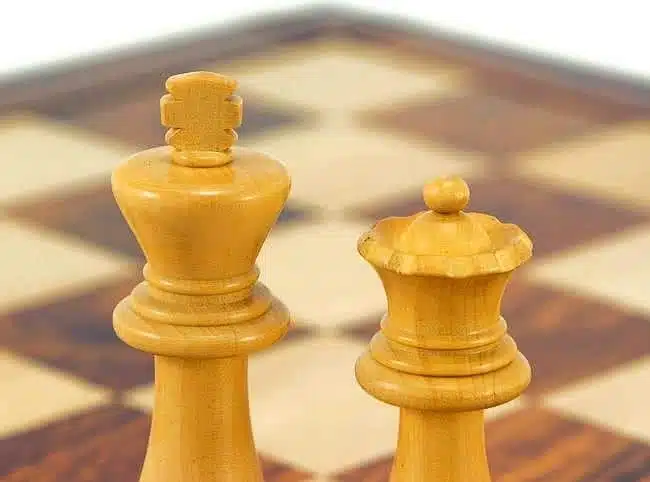 Championship II Schachbrett aus Mahagoni- und Ahornholz, Schachspiel aus Buchsbaumholz und ebonisiertem Buchsbaumholz & Aufbewahrungskiste aus Birkenholz – Bild 6