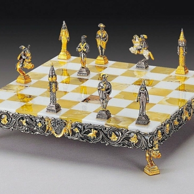 Ensemble "Gulliver et les Lilliputiens II" Echiquier et Jeu d'Echecs en Bronze, Onyx et Or 24 Carats