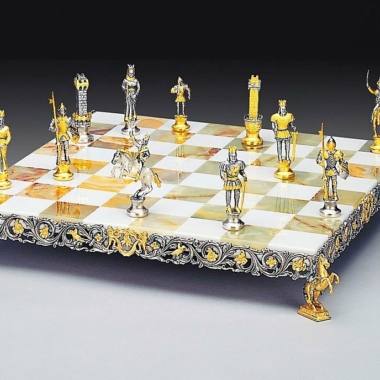 Ensemble "Charlemagne Empereur du Saint Empire Romain" Echiquier et Jeu d'Echecs en Bronze, Onyx et Or 24 Carats