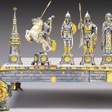 Alternative view of Dimitri Donskoj Set Russischer Prinz des 15. Jahrhunderts Schachbrett und Schachspiel aus Bronze, Onyx und 24 Karat Gold