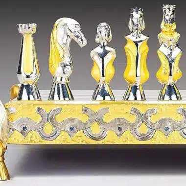 Ensemble "Les Maures en Espagne VIIIe Siècle" Echiquier et Jeu d'Echecs en Bronze, Onyx et Or 24 Carats