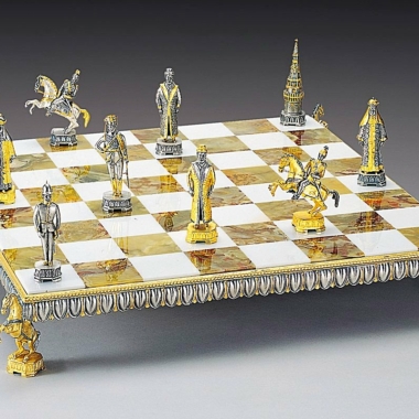 Ensemble "Nicolas II le Dernier Empereur de Russie" Echiquier et Jeu d'Echecs en Bronze, Onyx et Or 24 Carats