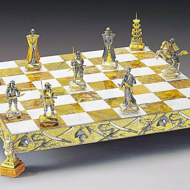 Ensemble "Samourai Bataille de Nagashino" Echiquier et Jeu d'Echecs en Bronze, Onyx et Or 24 Carats
