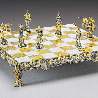 Ensemble "Roi Arthur et Guenièvre" Echiquier et Jeu d'Echecs en Bronze, Onyx et Or 24 Carats