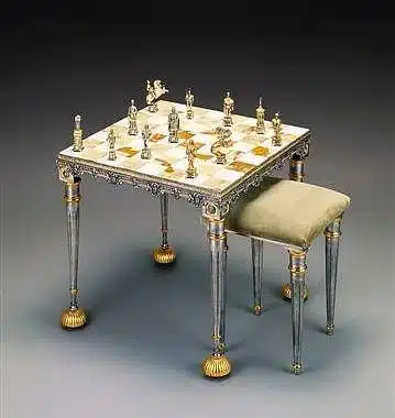 Quadratischer Schachtisch aus Onyx mit vergoldeten und versilberten Bronzefiguren, mit passendem Hocker